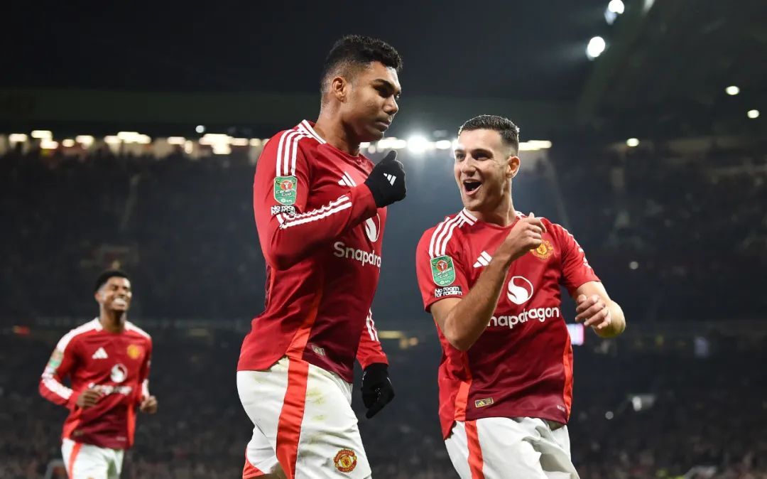 九游体育官方正版曼联主场大捷，球员赛后激动庆祝胜利，必须.